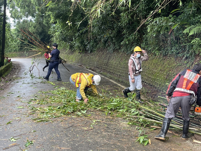 强降雨山区土石松动路树塌，林口警偕清洁队排除路障。(林口分局提供)