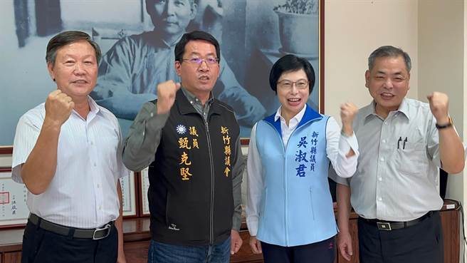 甄克坚（左二）支持吴淑君（右二）选湖口乡长，县党部主委陈见贤（右）和黄国兴党部主委王志豪（左）做见证，营造湖口蓝军大团结。（罗浚滨摄）