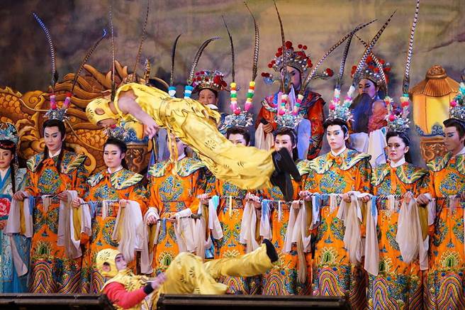 明华园6月2日晚在新丰乡池和宫演出《济公活佛之雪狐情》，炒热龙舟赛活动气氛。（新竹县政府提供／罗浚滨新竹传真）