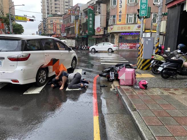 52岁王姓男子今天早上10时许与庄姓外送员发生衝突，警方将2人依社会秩序维护法送办。（翻摄照片）