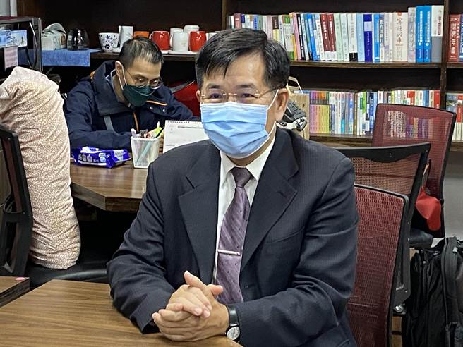 教育部長潘文忠今天表示，將讓老師有條件兼職，但他們不能去補習班。（林志成攝）