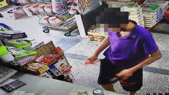 28歲馬姓男子酒駕肇事，趁警員到場丈量不注意時、趕緊跑到一旁雜貨店買啤酒，還故意告訴警察他要喝酒壓驚。雜貨店員踢爆馬男買啤酒時全身都是酒味。高雄地檢署發現馬男有酒駕前科，依公共危險罪起訴馬男，基於他企圖掩飾犯行，建請法院重判。（高雄地檢署提供／袁庭堯高雄傳真）