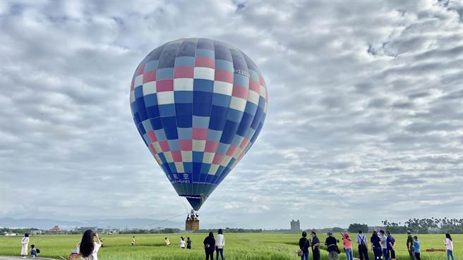 宜兰版伯朗大道三奇美径热气球嘉年华因疫情关系停办2年，今年在眾所期盼下復办第3届热气球嘉年华，活动在6月4日登场