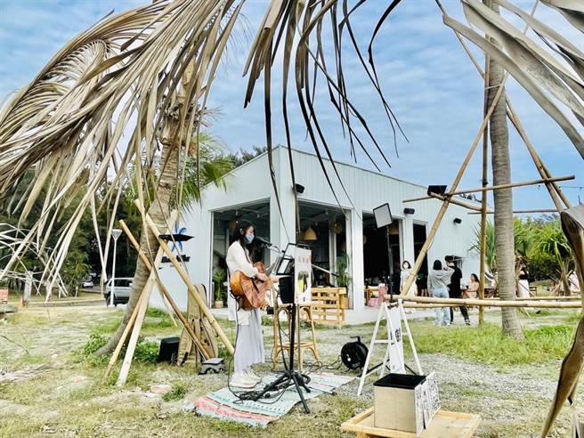 旗津全新网美打卡景点「海之星沙滩俱乐部」日系纯白外观吸睛。（高市观光局提供）