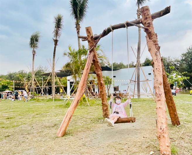 旗津全新网美打卡景点「海之星沙滩俱乐部」日系纯白外观吸睛。（高市观光局提供）