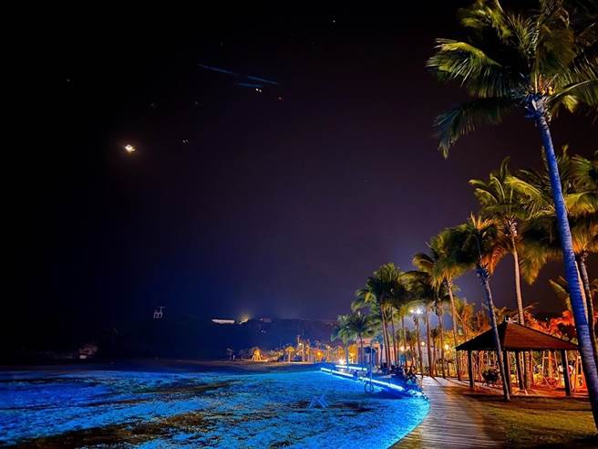 旗津蓝眼泪与沙滩夜色。（高市观光局提供）