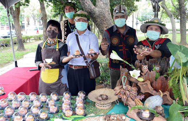 雾台乡神山社区以祈芋泡芙参加铜板美食竞赛，获得在地特色组首奖。（林和生摄）