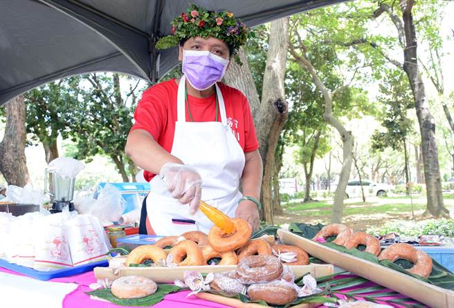 麦锦秋将部落民俗植物假酸酱叶融入小米甜甜圈内，获得最佳创意奖。（林和生摄）