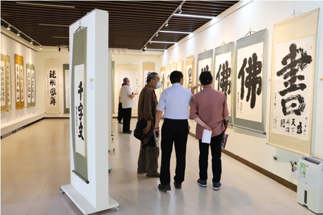 「舞墨逸生-萧季慧双管书法展」在南华大学中道楼三好厅展出至6月17日。(照片/南华大学提供)