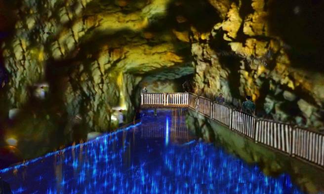 新湖渔港小艇坑道，蓝眼泪步道架设模拟图。（县府提供）