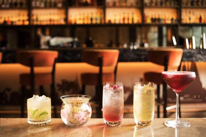 （六福万怡酒店推「微醺茶旅」调酒畅饮活动，每人只要699元起。图／六福旅游集团提供）【喝酒不开车，未成年请勿饮酒】