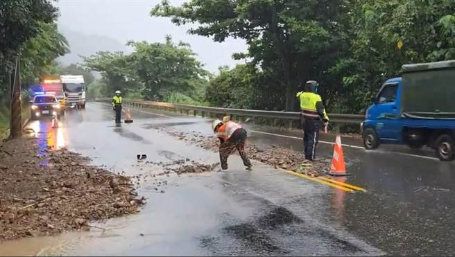 今（31日）下午3時許，因午後瞬間大雨，導致頭城鎮濱海路七段發生土石滑落阻斷路面，提醒用路人注意安全。（宜蘭縣警察局礁溪分局提供／吳佩蓉宜蘭傳真）