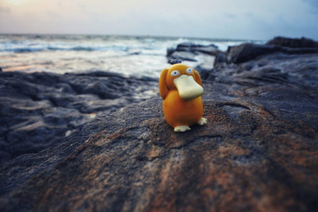 可達鴨玩具在大陸爆紅，有網友讓可達鴨手持快篩和棉棒跳舞。（示意圖／達志影像）