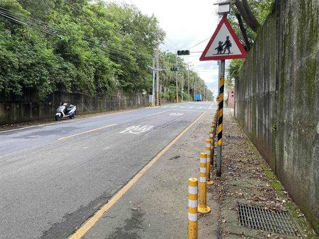 位在桃园杨梅的仁美国中与附设华德福实验国中小学紧邻许多重车行经的梅狮路。（蔡明亘摄）