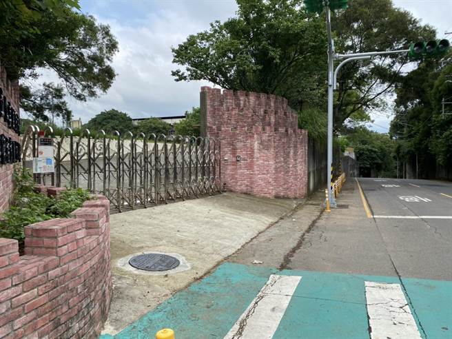 仁美国中与附设华德福实验国中小学将在侧门另辟一条家长接送专用车道，保障学生安全。（蔡明亘摄）