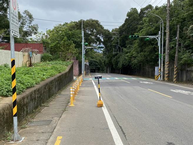 仁美国中与附设华德福实验国中小学侧门外已架设交通号志，现为闪灯模式，待交通局验收后即可启用。（蔡明亘摄）