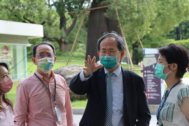 台中榮總31日啟動「網路預約系統」，從中午12時到5時，共計有845人預約，台中榮總院長陳適安特別到場了解動線。（台中榮總提共／盧金足台中傳真）