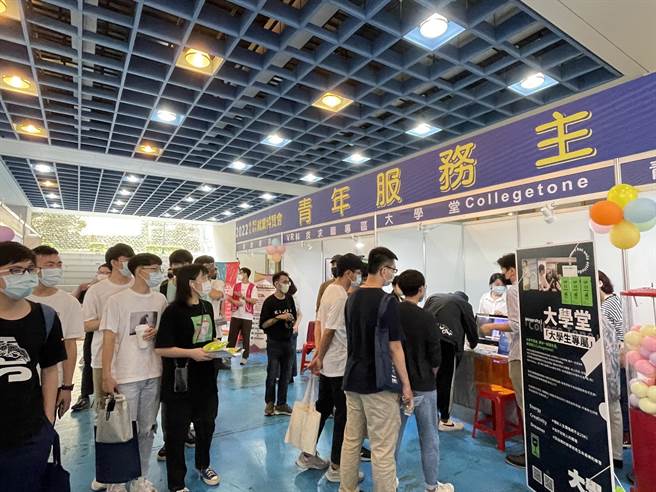 为让毕业生顺利进入职场，劳工局今年共举办4场校园徵才博览会，媒合率约55％。（新北市劳工局提供）