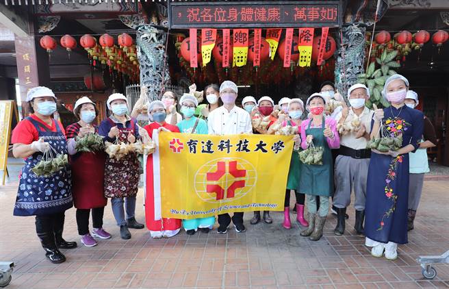 育达科大餐旅系结合后龙镇埔顶社区民眾一起包粽子。（育达科大提供／李京升苗栗传真）