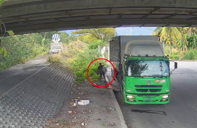 台東縣環保局在熱點設置科技執法，讓隨意丟棄垃圾的民眾無所遁形。（台東縣環保局提供／莊哲權台東傳真）