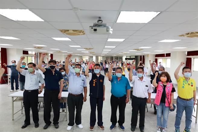 支持民眾为锺东锦加油打气。（锺东锦服务团队提供／李京升苗栗传真）