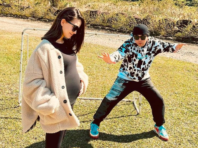 周杰伦(右)与昆凌(左)的小女儿Jacinda承载着满满祝福诞生并迎来满月。（图／取自周杰伦IG）