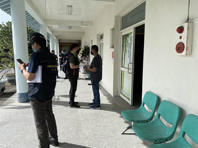 中寮乡发生凶杀命案，庄姓死者的父亲（右）到殡仪馆认尸。（民眾提供／廖志晃南投传真）