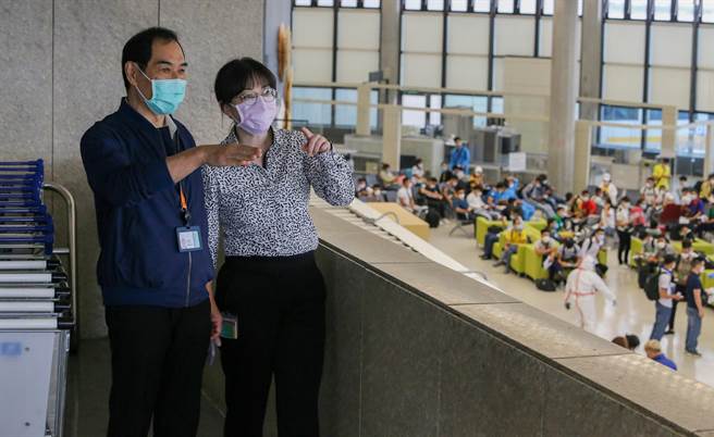 国际机场6月1日起，回归入境旅客抵台时于机场进行唾液採检PCR，桃机公司总经理但昭璧今天在桃机内部工作群组发文表示，「我们可以很骄傲地大声说：我们完成了这项国家赋予的任务。」 。图为桃机公司总经理但昭璧至候机室视察最后一天旅客入境落地採检情况。（陈麒全摄）