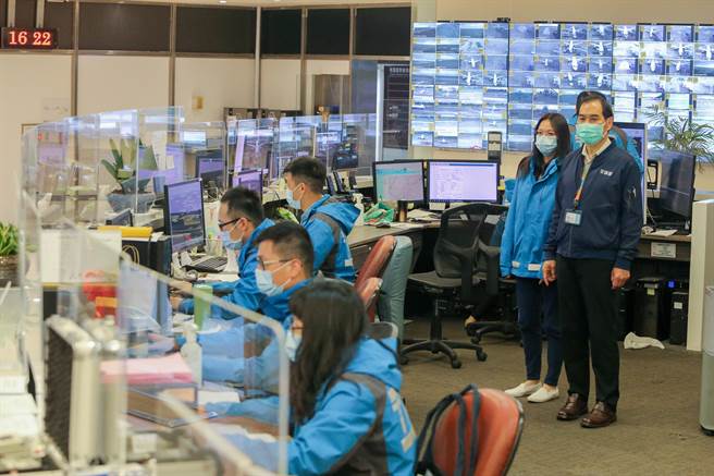 桃机公司总经理但昭璧至航务组视察最后一天旅客入境落地採检候机室使用调度情况。（陈麒全摄）