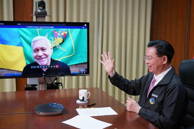 外交部長吳釗燮以烏克蘭語向烏克蘭哈爾科夫市切列霍夫（Ihor Terekhov）市長表達台灣對烏克蘭的堅定支持。（外交部提供）