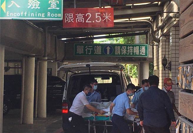 飞官徐大钧遗体经由桥头地检署检察官现场相验，由救护车接走，下午送往高雄市殡仪馆通知家属确认身分。（崔正纲摄）