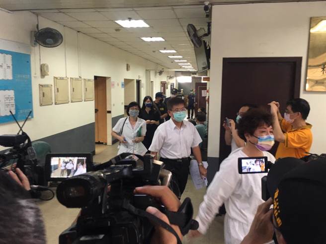 检察官先到殡仪馆。（崔正纲摄）