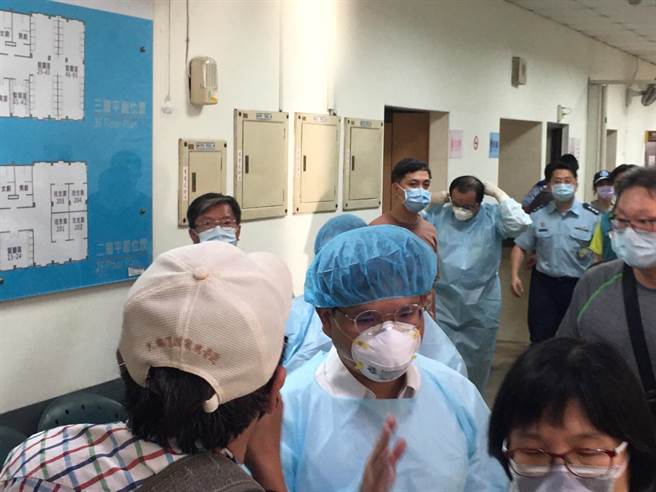 法医穿起防护服进相验室解剖。（崔正纲摄）