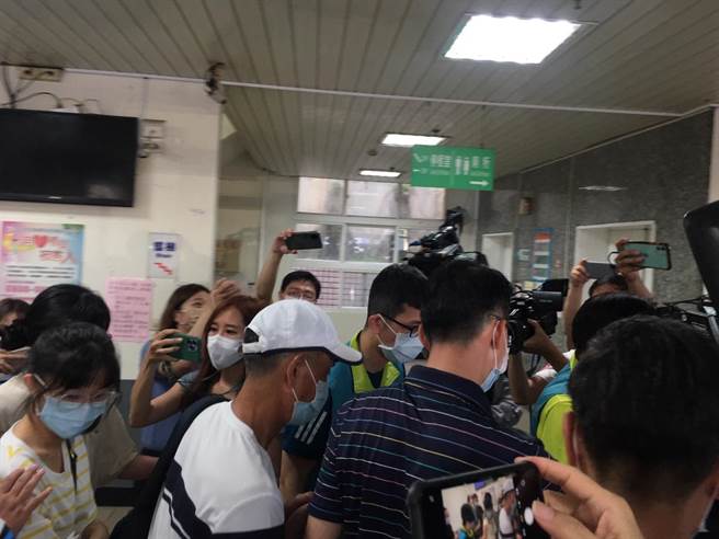 家属见徐大钧最后一面，难掩神情哀伤，面对媒体镜头，军方人员协助阻挡外，家属们均微低着头不发一语。（崔正纲摄）