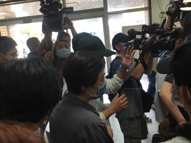 家属见徐大钧最后一面，难掩神情哀伤，面对媒体镜头，军方人员协助阻挡外，家属们均微低着头不发一语。（崔正纲摄）