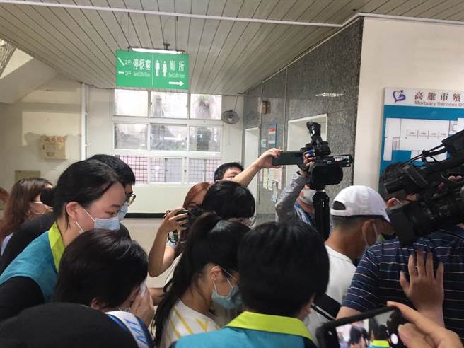 家属见徐大钧最后一面，难掩神情哀伤，面对媒体镜头，军方人员协助阻挡外，家属们均微低着头不发一语。（崔正纲摄）