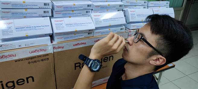 疫情升温，消防人员染疫风险升高，台南市政府消防局第一大队近日获善心人士捐赠500剂快筛试剂。（市府消防局提供／张毓翎台南传真）