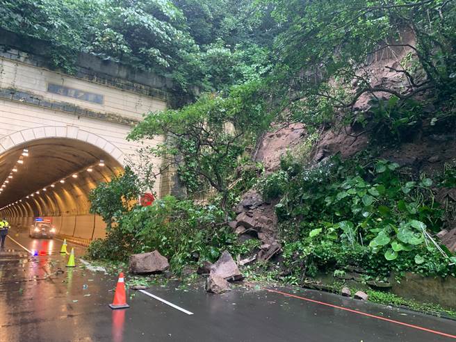 基隆市復兴隧道往港口方向发生土石崩落，警方已封锁双向交通，提醒民眾提前改道。（庄敬圣提供／张志康基隆传真）