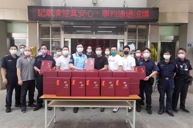 金门县警友会金城办事处今天致赠金城分局同仁水果礼盒每人1份，感谢大家维护地方治安的辛劳。（警方提供）