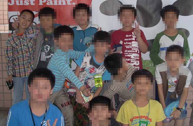 徐大钧国小四年级时照片(后排左一)。(图/郑老师提供)
