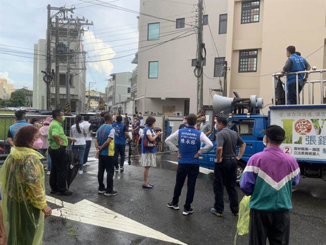 斗六市後庄里尊龍休閒會館被徵用為防疫旅館，但隔離者行為脫序，從樓上吐口水、丟垃圾，斗六市長林聖爵要求雲林縣衛生局撤離所有隔離者未果，找來戰車帶隊到衛生局抗議。（周麗蘭攝）