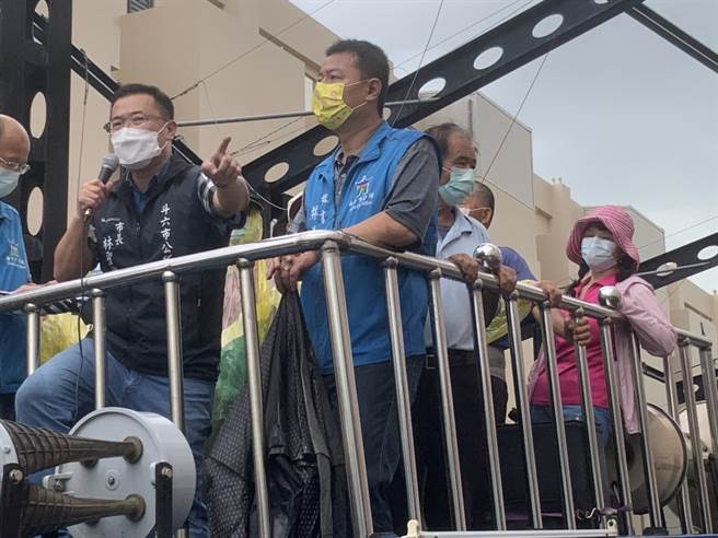 斗六市後庄里尊龍休閒會館被徵用為防疫旅館，但隔離者行為脫序，從樓上吐口水、丟垃圾，斗六市長林聖爵（左二）要求雲林縣衛生局撤離所有隔離者未果，找來戰車帶隊到衛生局抗議。（周麗蘭攝）