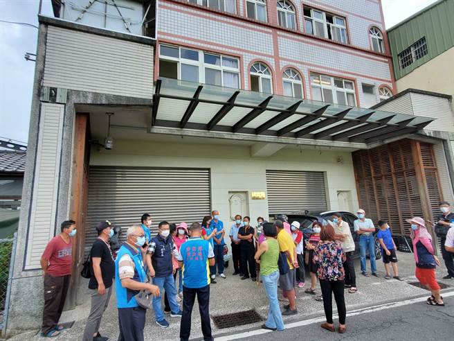 斗六市後庄里的尊龍會館被徵用為防疫旅館，卻發生隔離者從樓上吐痰、吐口水、丟衛生紙等脫序行為，附近居民連署陳情要求衛生局嚴格督導。（周麗蘭攝）