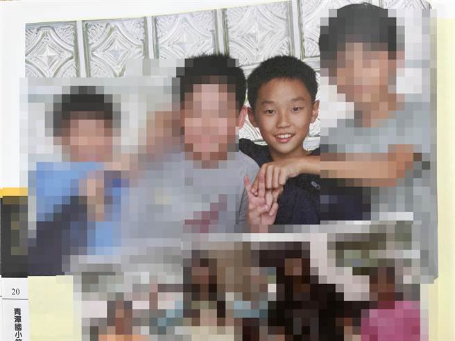 国小毕业纪念册中多处都能看见他活泼的身影。（李奇叡摄）