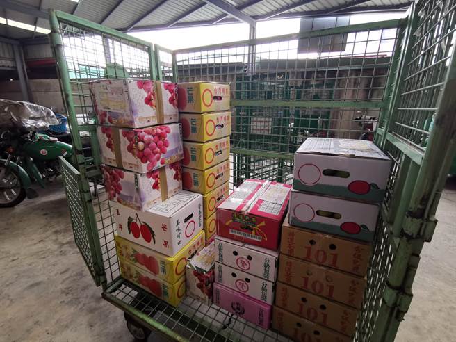 台南芒果产期将至，台南邮局推出快捷邮件专案优惠，但也希望农友二打一寄件时包装方式能符合规定。（刘秀芬摄）