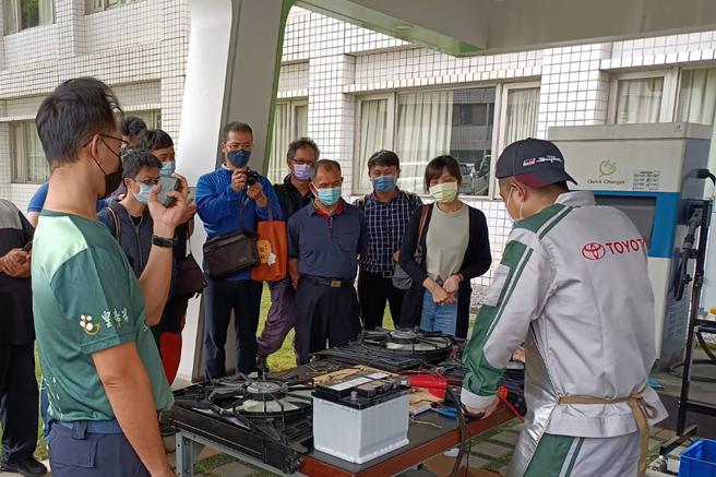 透過專業的技術分享及經驗交流，幫助消防人員能夠專業快速地在緊急狀況下，協助車主排除車輛問題，圖為車輛電器負載模擬實驗。（和泰汽車提供）