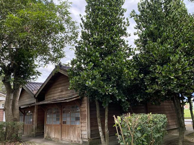 阿里山林铁鹿麻产前的站长宿舍被县议员何子凡批评2006年整修后至今未使用过。（张亦惠摄）