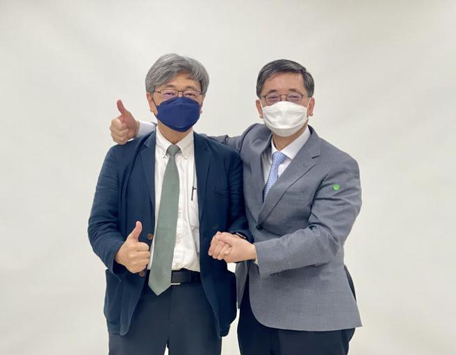 （光洋科股東會後董事會推舉新任董事長黃啟峰(左)，原董事長馬堅勇則功成身退，出任榮譽董事長。圖／光洋科提供）