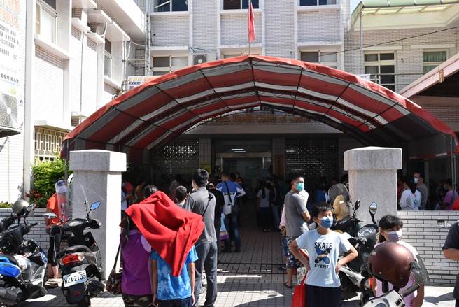 云林县5岁到11岁孩童的疫苗施打率目前是全国第五名，家长带小孩接种的意愿高。（周丽兰摄）