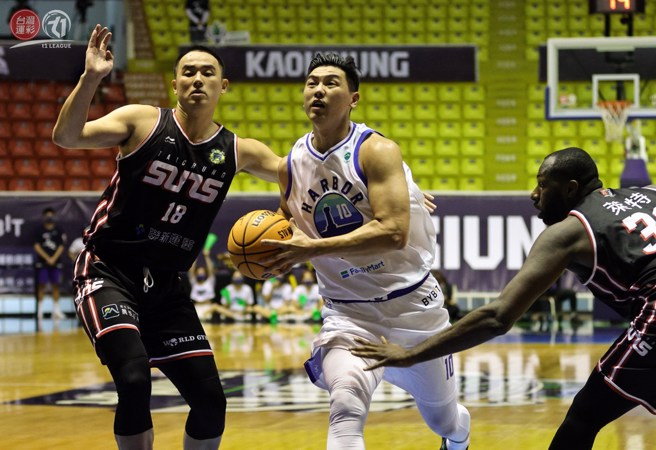 胡珑贸(中)今天攻下全队最高26分，包含最后0.75秒的准绝杀三分球。(T1联盟提供)